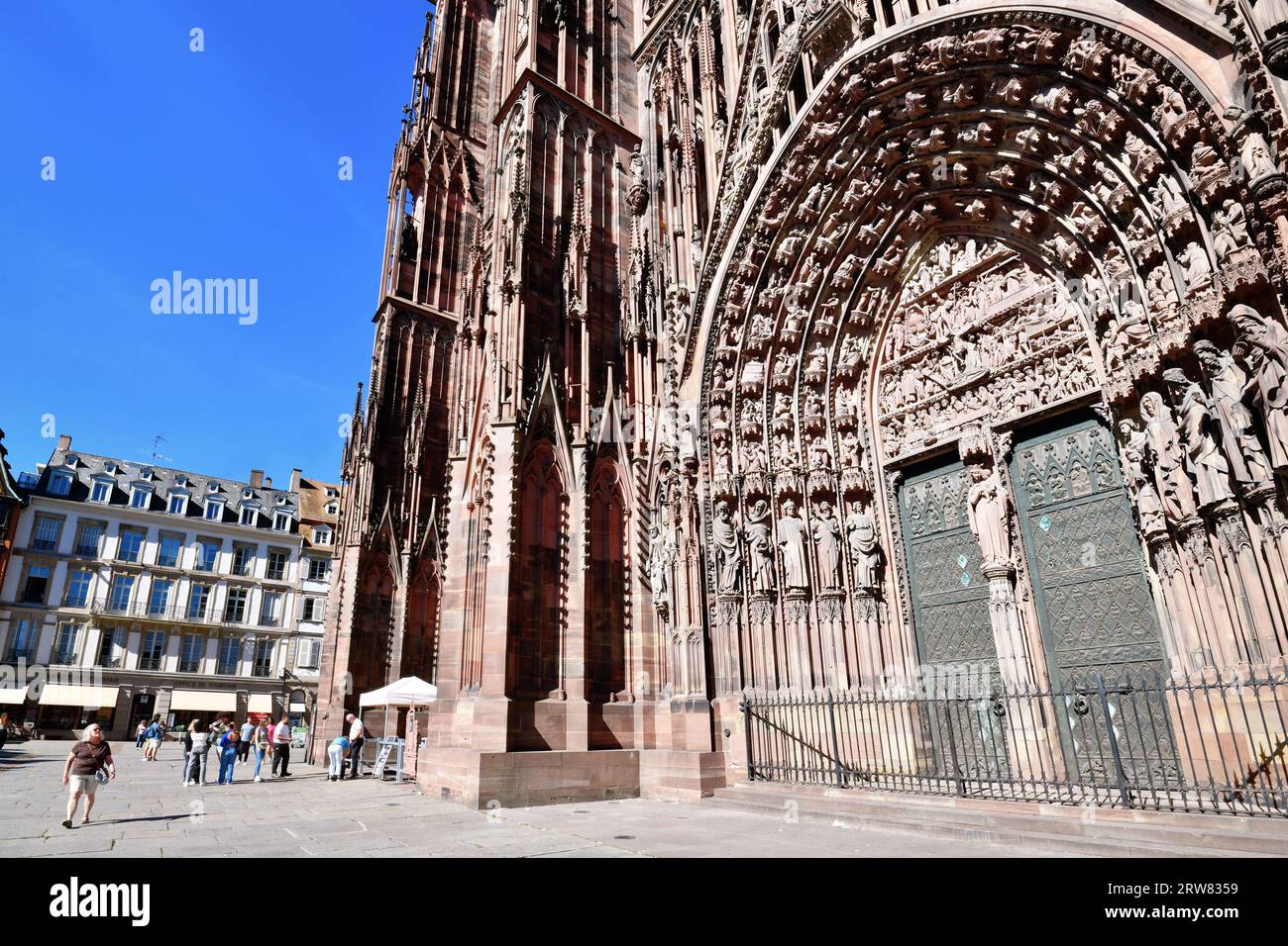Straßburg, Frankreich - September 2023: Eingangstür zum berühmten Straßburger Dom in Frankreich im romanischen und gotischen Architekturstil Stockfoto