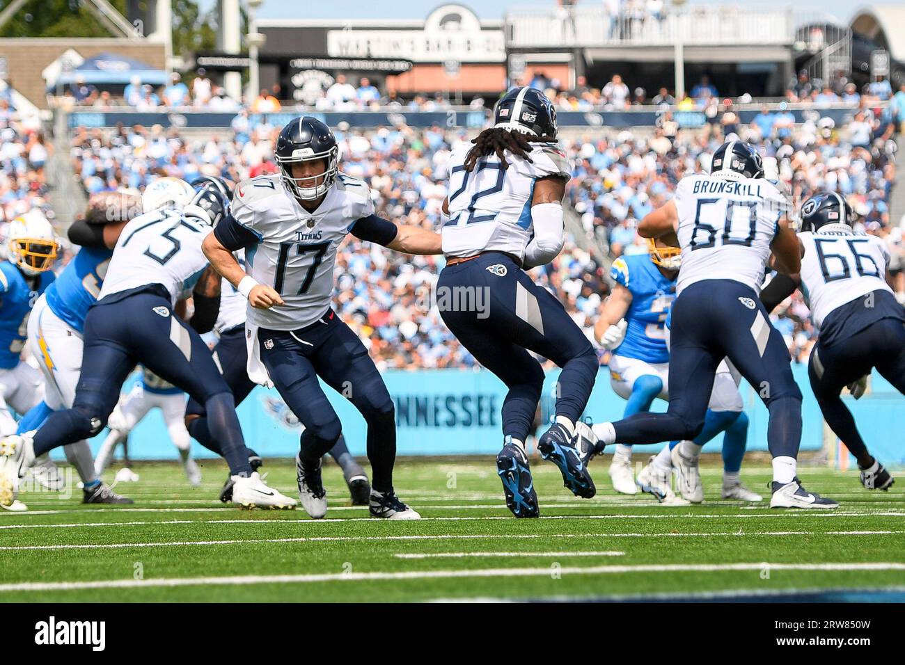 Nashville, TN, USA. September 2023. Tennessee Titans Quarterback Ryan Tannehill (17) übergibt den Ball an Derrick Henry (22) gegen die Los Angeles Chargers während der zweiten Hälfte eines NFL-Spiels zwischen den Los Angeles Chargers und den Tennessee Titans in Nashville, TN. Steve Roberts/CSM/Alamy Live News Stockfoto
