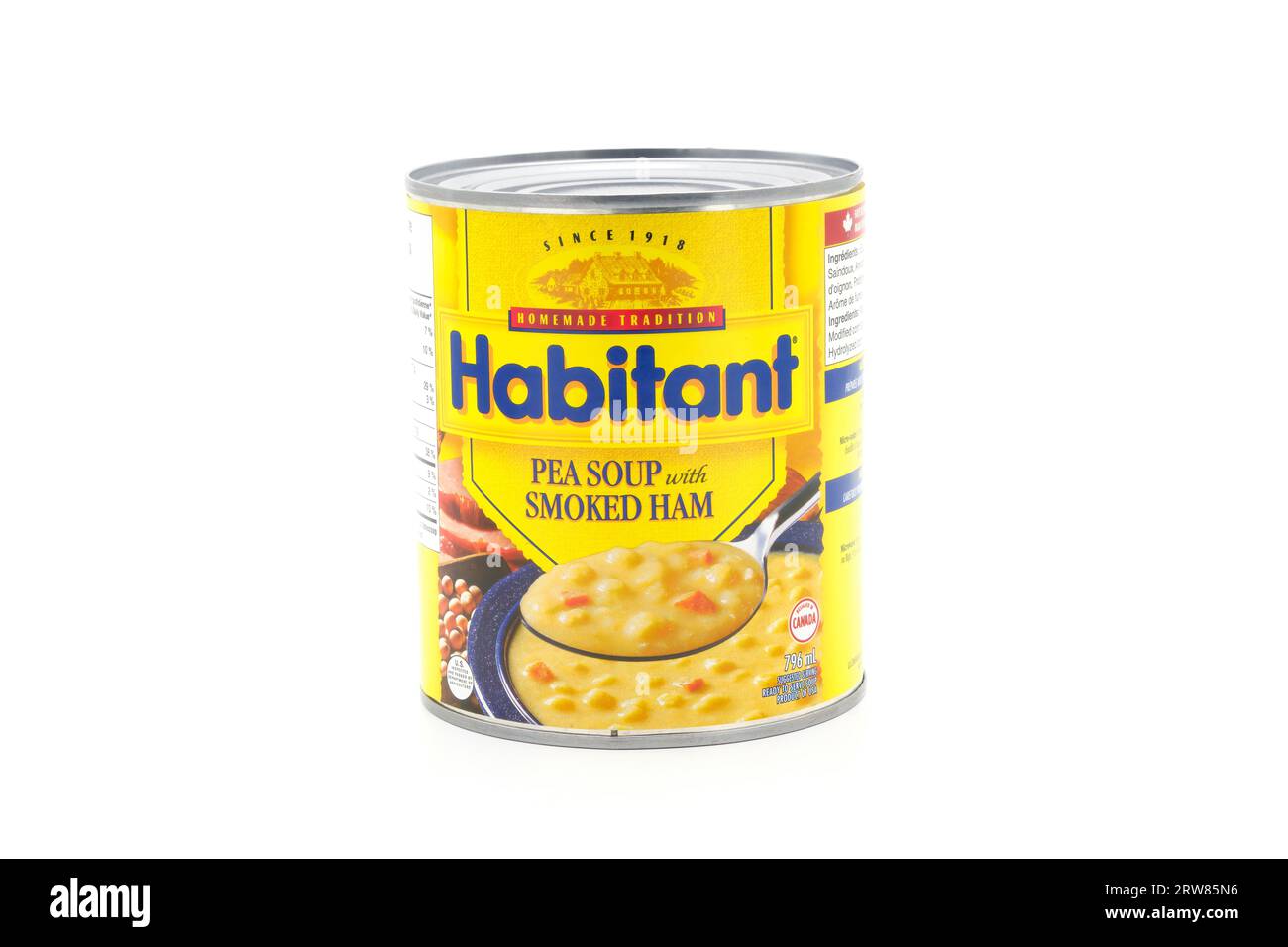 Dose Habitus-Erbse mit Räucherschinken-Suppe auf weißem Hintergrund. Stockfoto