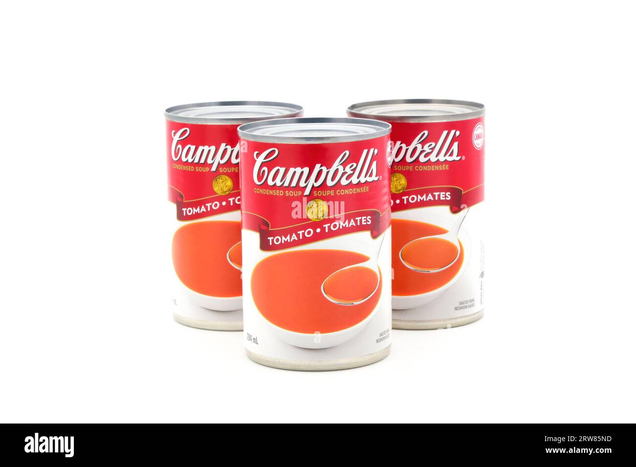 Dosen von Campbell's Tomato Soup auf weißem Hintergrund. Stockfoto