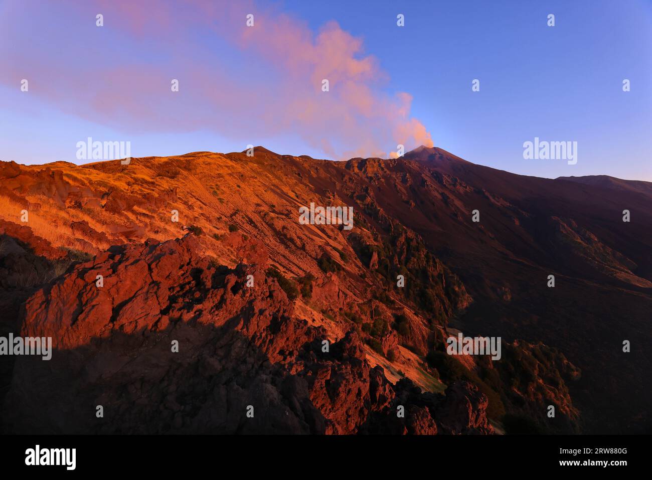 Ätna - Alba sul suggestivo paesaggio del vulcano visto alle Prime luci del giorno con colori caldi eNG, vacanze e luoghi da scoprire in Sizilien Stockfoto