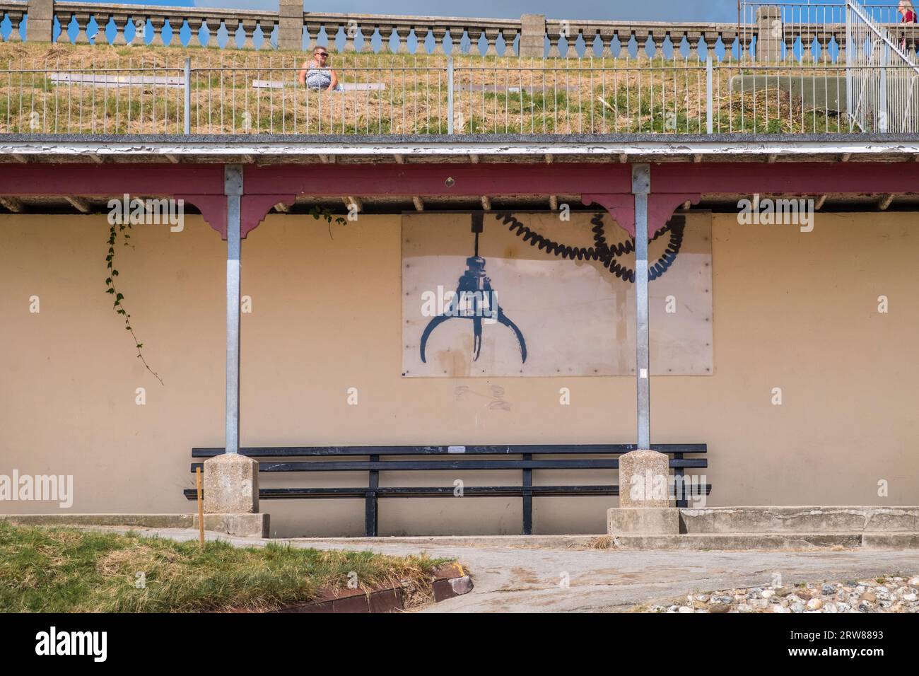 Banksy Street Art in Gorleston on Sea, Norfolk. Ein Arcade-Greiferkran, Teil der Great British Spraycation. Stockfoto