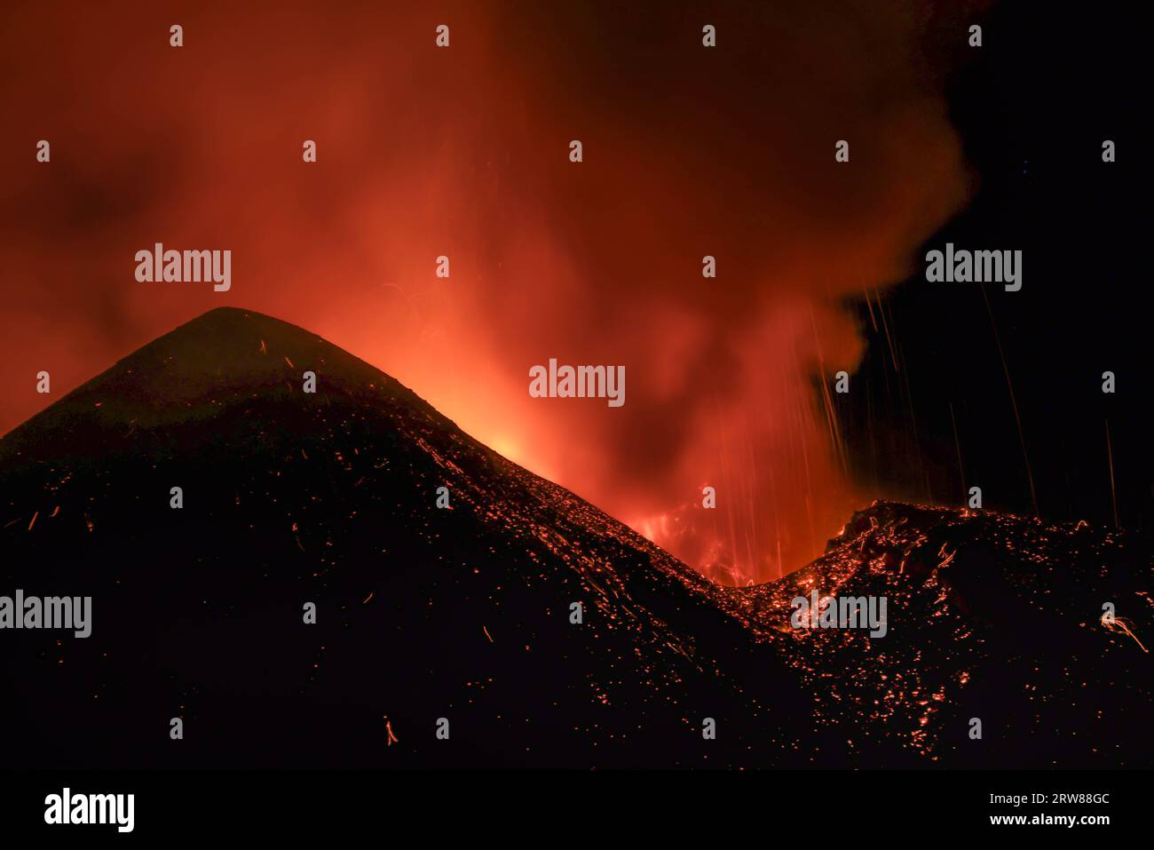 Esplosione di Lava intensa sul vulcano etna dal cratere durante un eruzione vista di notte Stockfoto