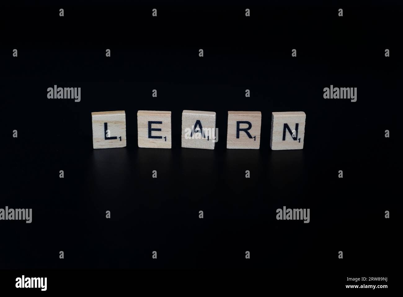 Lake Elsinore, CA, USA – 17. September 2023: Scrabble-Fliesen isoliert auf schwarzem Hintergrund, die das Wort lernen beschreiben. Stockfoto