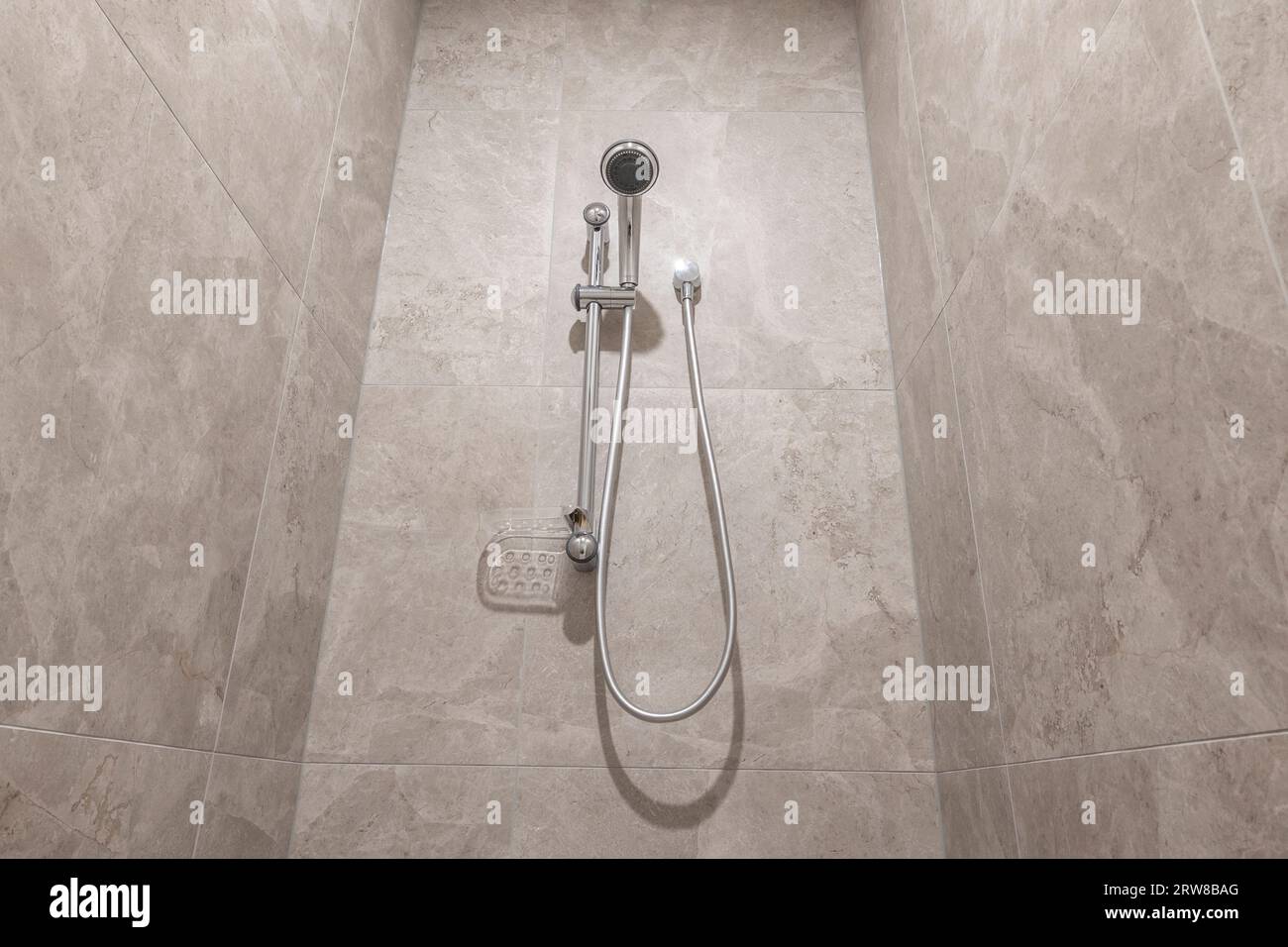 Dusche und Fliesenbadezimmer renoviert Stockfoto