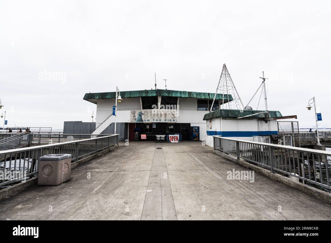 Long Beach, Kalifornien, USA - 16. September 2023: Redaktionelle Ansicht der verwitterten Architektur am Ende des Belmont Veterans Memorial Pier. Stockfoto