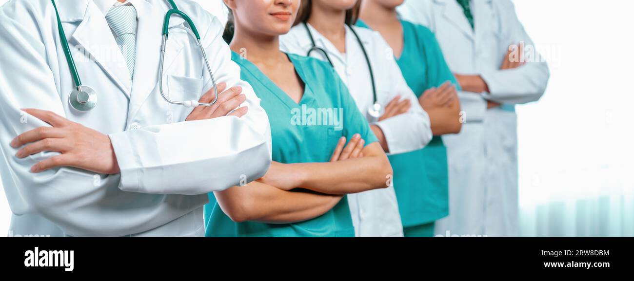 Zuverlässiges medizinisches Team mit Ärzten und Fachkräften im Gesundheitswesen im Krankenhaus oder in der Klinik. Medizin und Gesundheitswesen Stockfoto