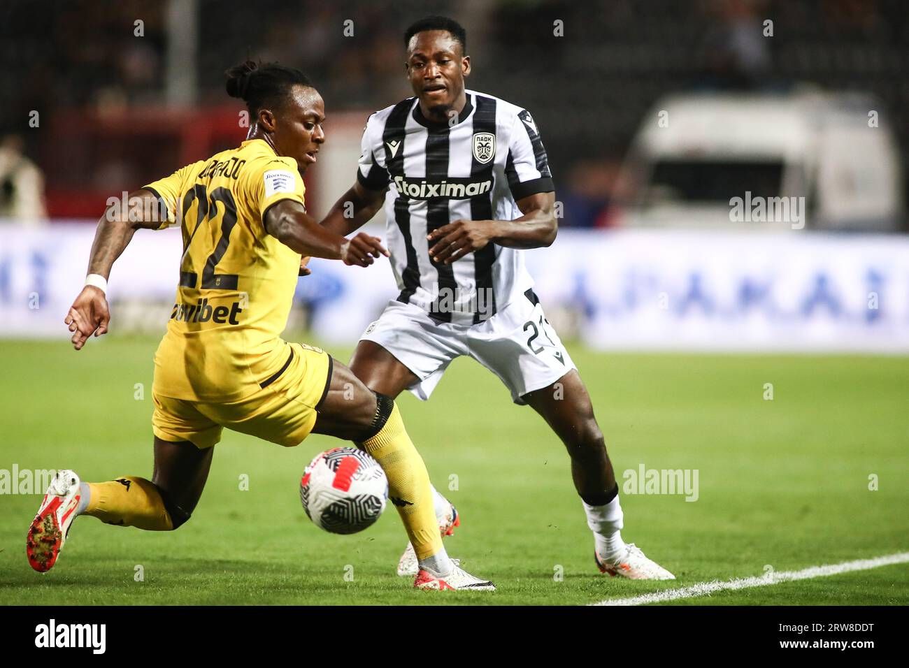 Thessaloniki, Griechenland. September 2023. Abdul Rahman Baba (rechts) und Moses Odubajo (links) kämpfen um den Ball während eines Spiels zwischen PAOK FC und Aris FC. Klassisches Superleague-Derby zwischen PAOK FC und Aris FC. Das Spiel endete 0:0. (Bild: © Giannis Papanikos/ZUMA Press Wire) NUR REDAKTIONELLE VERWENDUNG! Nicht für kommerzielle ZWECKE! Stockfoto