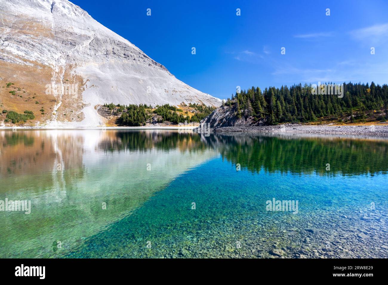 Mountain Peak spiegelt sich in kristallklarem, transparentem Lake Water. Landschaftlich Reizvolle Kananaskis Country Landscape, Peter Lougheed Provincial Park, Alberta, Kanada Stockfoto