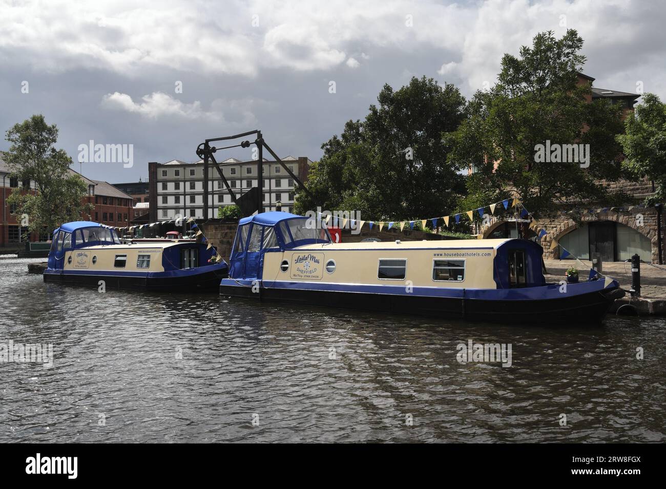 Kanalboote, die in Victoria Quays, Sheffield Canal Basin England, ankerten, nutzten ein schwimmendes Hotel, das in britischen Wasserstraßen, Hausbooten, Hotelferien betrieben wurde Stockfoto