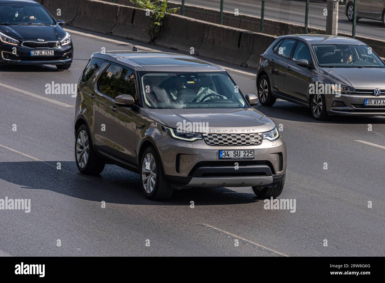 ISTANBUL, TÜRKEI - 17. SEPTEMBER 2023: Land Rover Discovery an der Stadtautobahn. Stockfoto