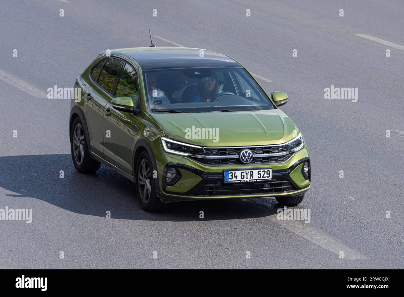 ISTANBUL – TÜRKEI – 17. SEPTEMBER 2023: Volkswagen T-Roc ist ein subkompakter Crossover-SUV des deutschen Automobilherstellers Volkswagen. Stockfoto