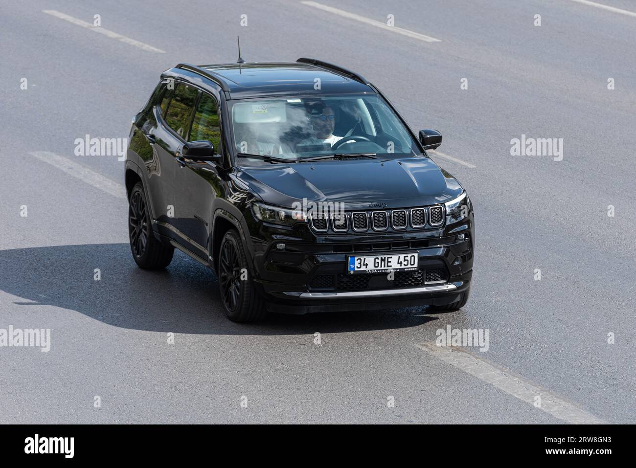 ISTANBUL, TÜRKEI - 17. SEPTEMBER 2023: Black Jeep Compass fährt auf der Straße. Stockfoto