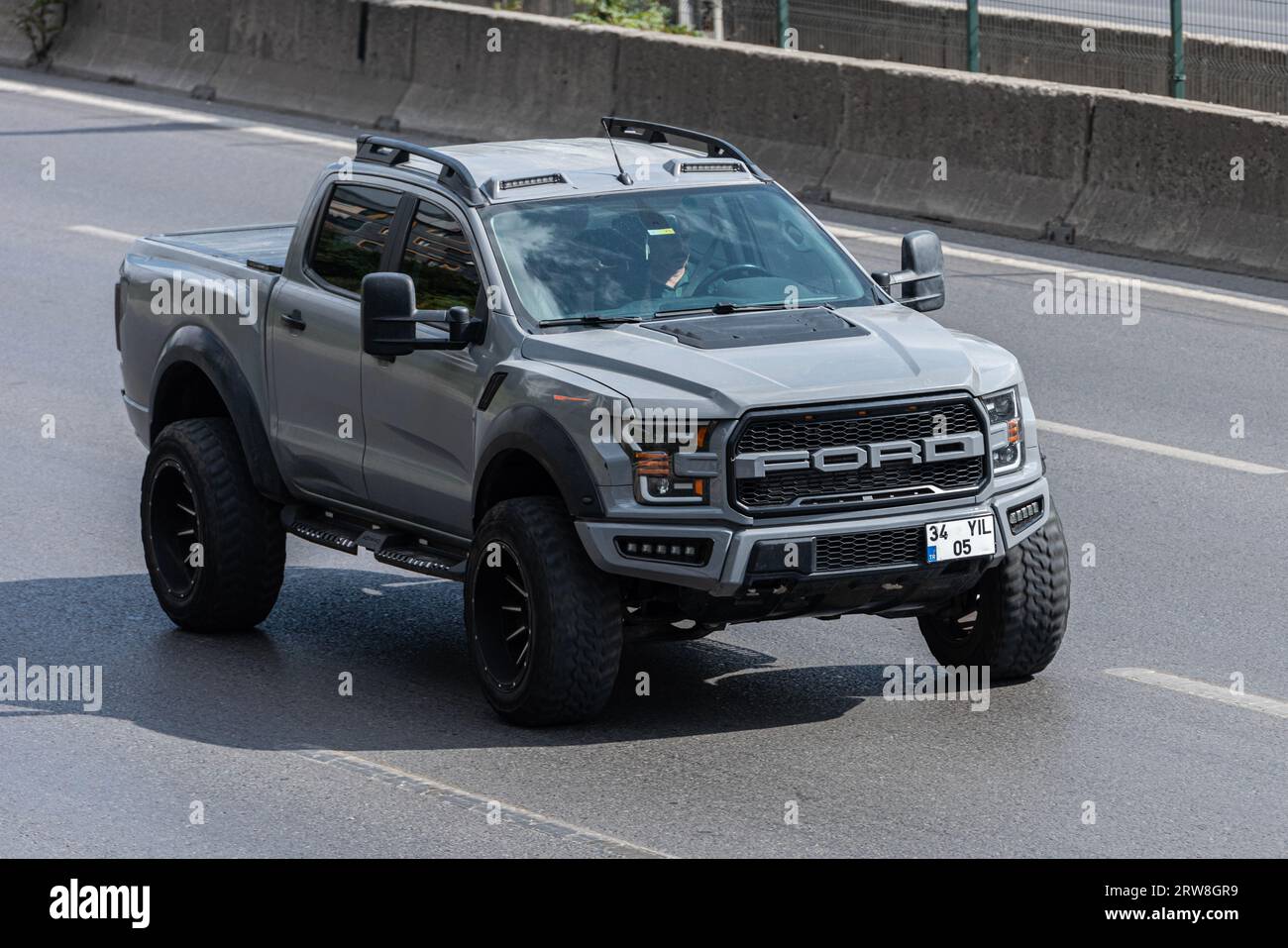 ISTANBUL, TÜRKEI - 17. SEPTEMBER 2023: Ford Ranger auf dem Highway. Ford Ranger ist ein Typenschild, das von der Ford Motor Company für Hochleistungs-Pickups verwendet wird Stockfoto