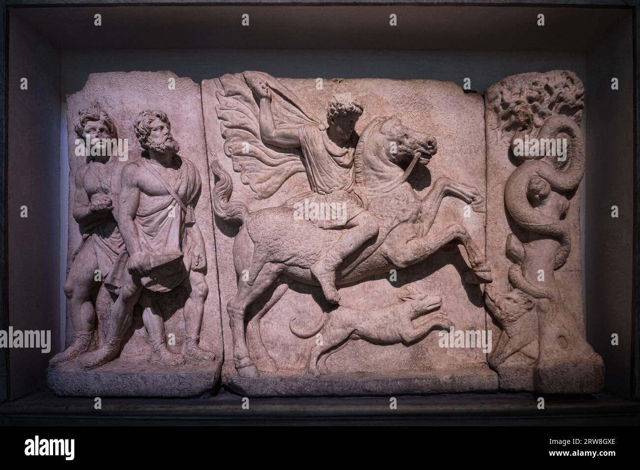 Istanbul, Türkei - 16. September 2023: Marmorrelief eines thrakischen Reiters in den Archäologischen Museen von Istanbul. Stammt aus dem frühen 1. Jahrhundert n. Chr. Stockfoto