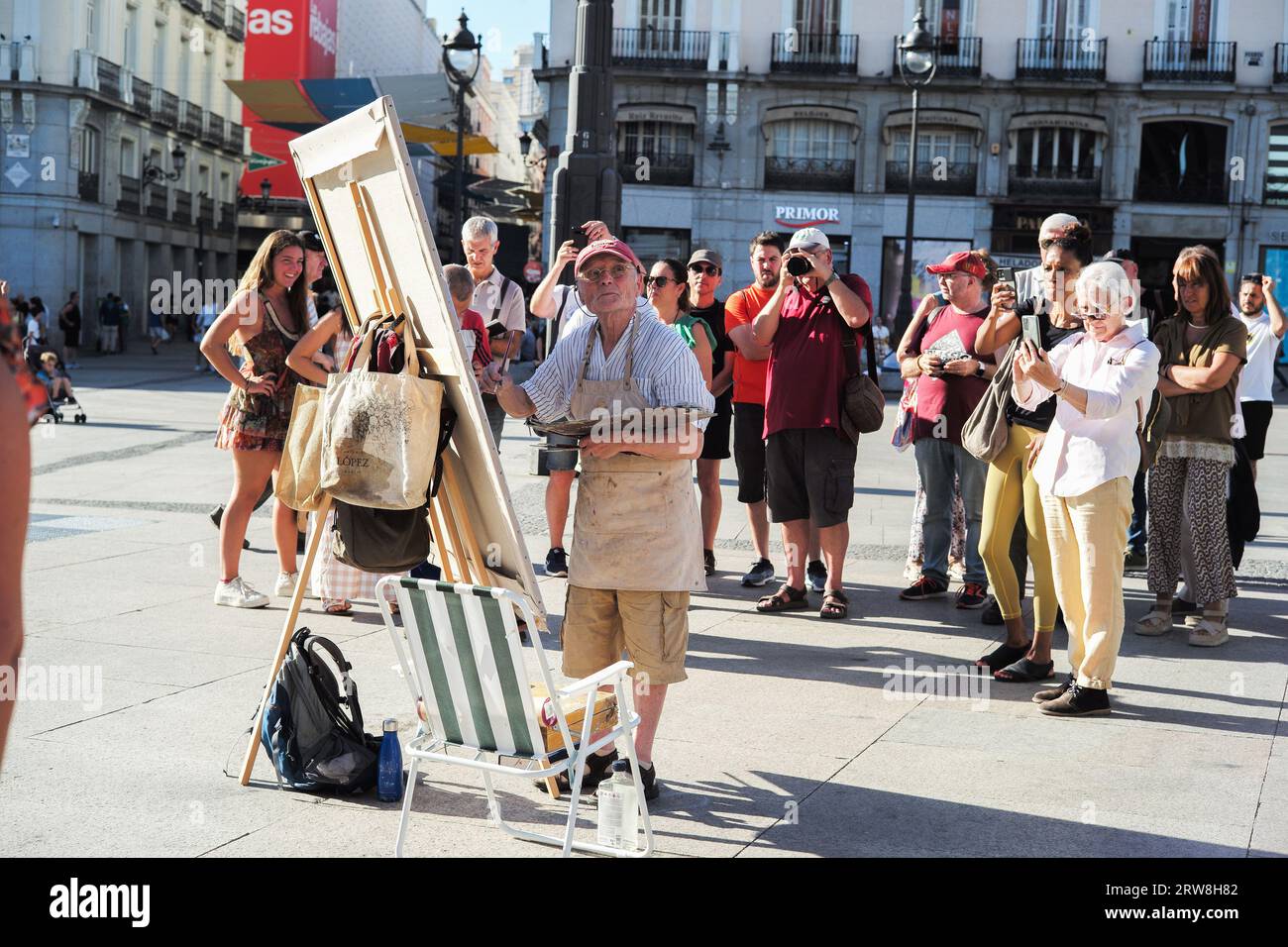 Der berühmte spanische Maler und Bildhauer Antonio Lopez arbeitet an einem neuen Kunstwerk auf dem Sol-Platz im Zentrum von Madrid. Mit: Antonio Lopez Wo: Madrid, Spanien Wann: 17 Aug 2023 Kredit: Oscar Gonzalez/WENN Stockfoto