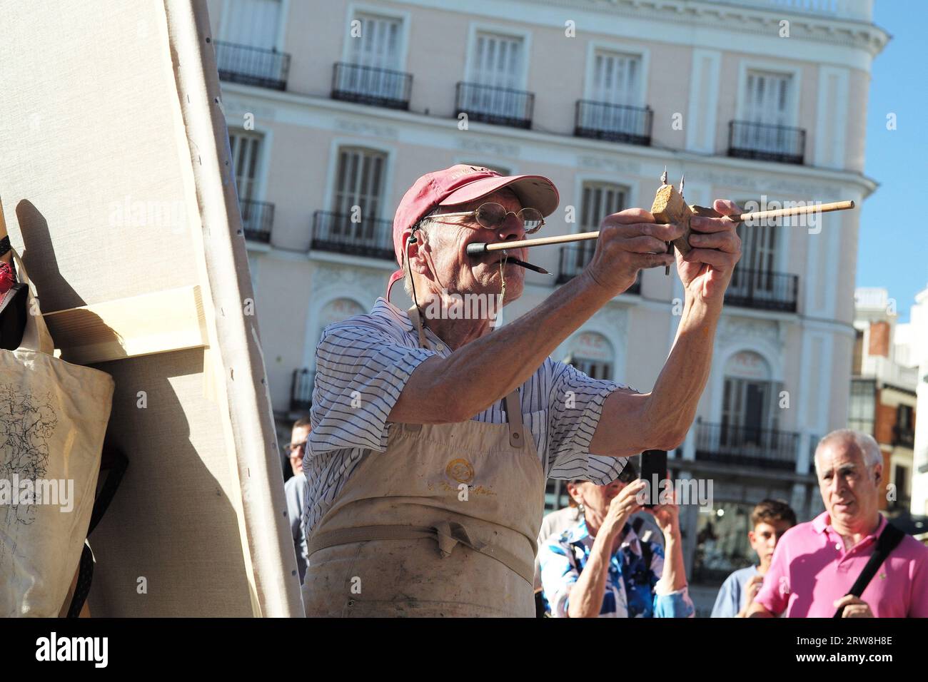 Der berühmte spanische Maler und Bildhauer Antonio Lopez arbeitet an einem neuen Kunstwerk auf dem Sol-Platz im Zentrum von Madrid. Mit: Antonio Lopez Wo: Madrid, Spanien Wann: 17 Aug 2023 Kredit: Oscar Gonzalez/WENN Stockfoto