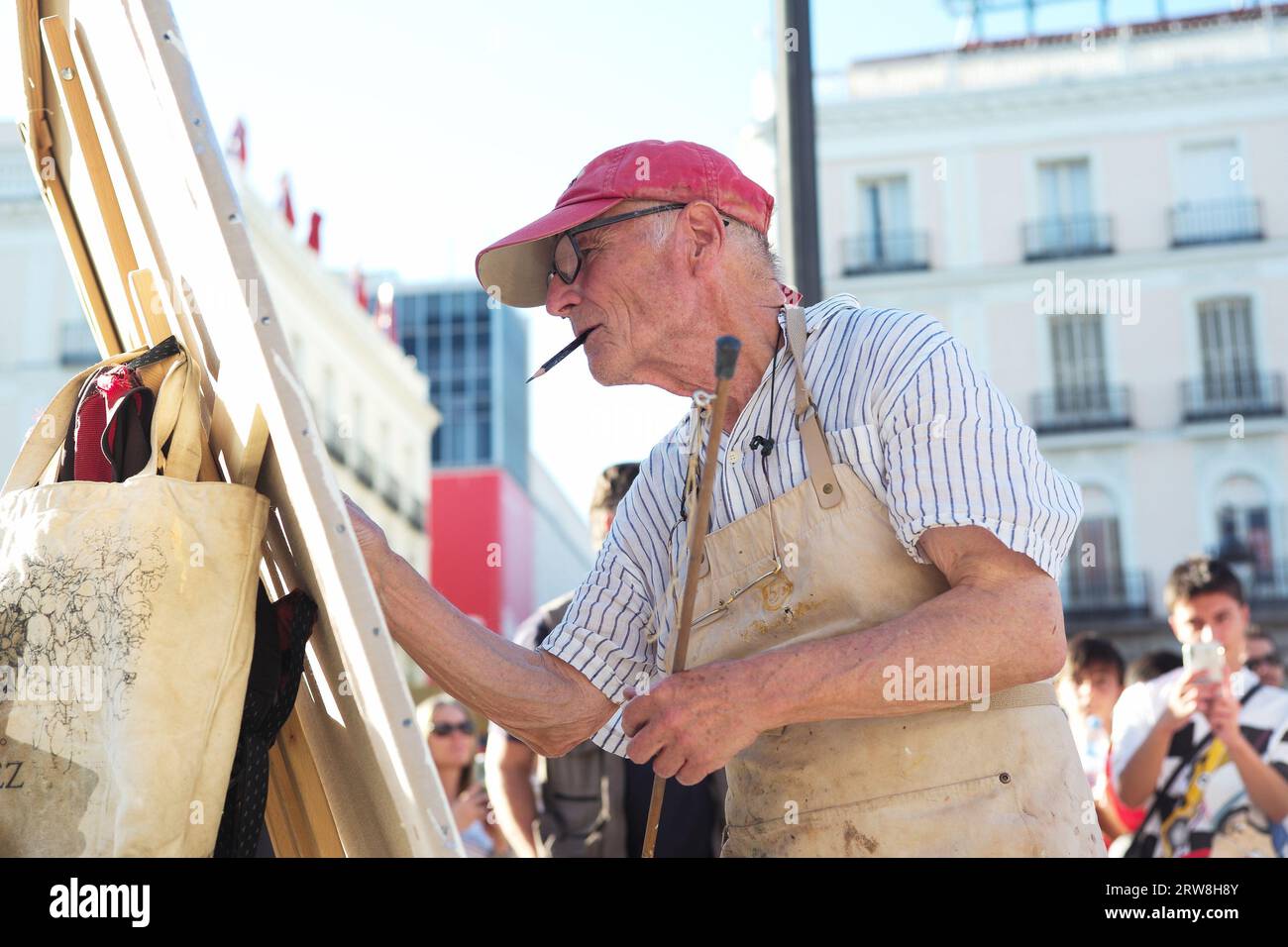 Der berühmte spanische Maler und Bildhauer Antonio Lopez arbeitet an einem neuen Kunstwerk auf dem Sol-Platz im Zentrum von Madrid. Mit: Antonio Lopez Wo: Madrid, Spanien Wann: 17 Aug 2023 Kredit: Oscar Gonzalez/WENN Stockfoto