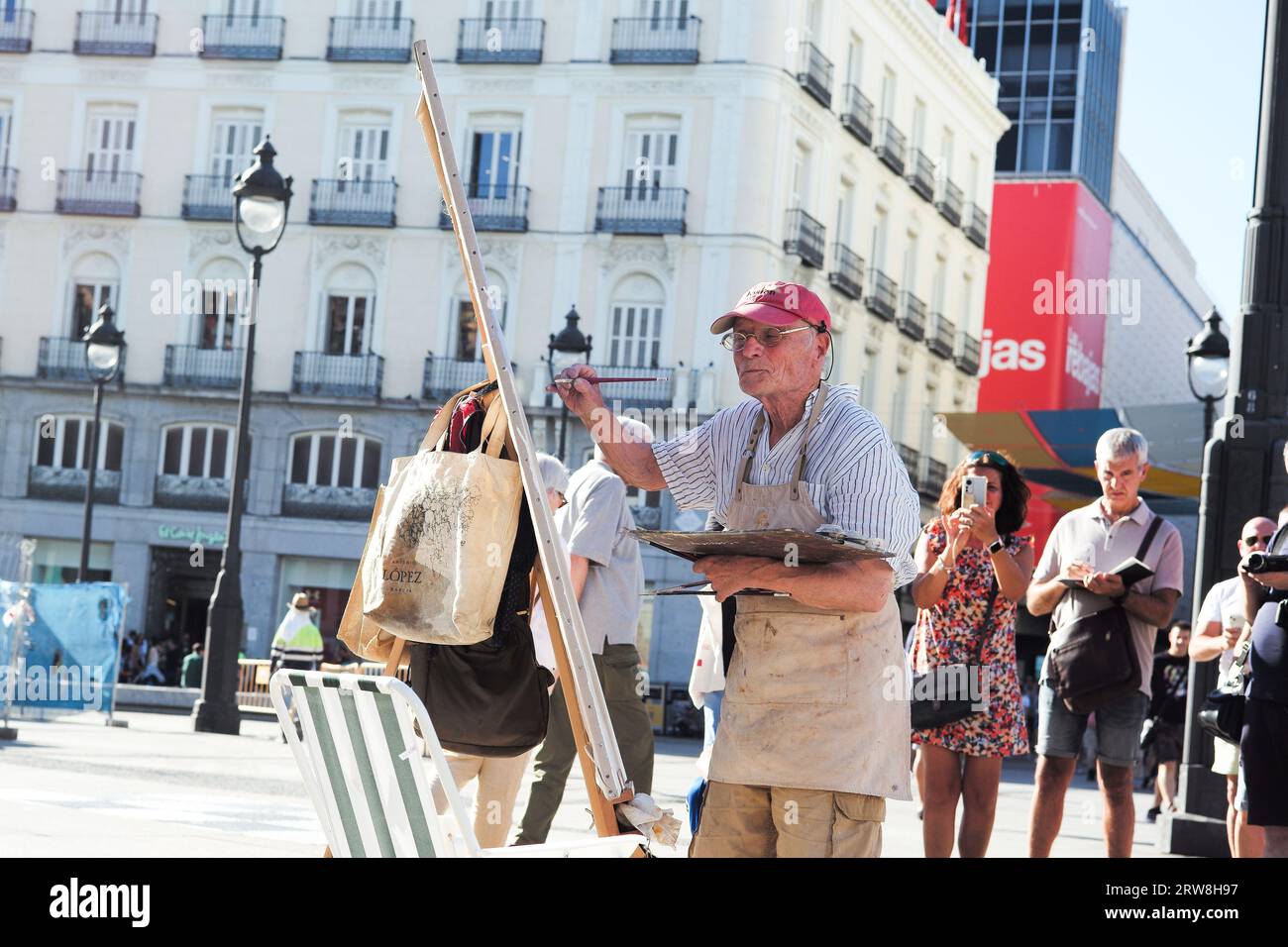 Der berühmte spanische Maler und Bildhauer Antonio Lopez arbeitet an einem neuen Kunstwerk auf dem Sol-Platz im Zentrum von Madrid. Mit: Antonio Lopez Wo: Madrid, Spanien Wann: 17 Aug 2023 Kredit: Oscar Gonzalez/WENN Stockfoto