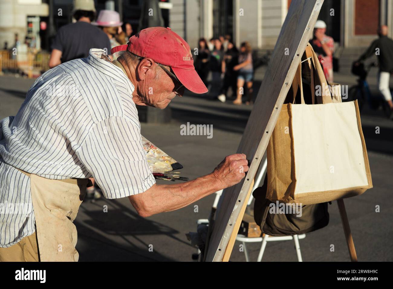 Der berühmte spanische Maler und Bildhauer Antonio Lopez arbeitet an einem neuen Kunstwerk auf dem Sol-Platz im Zentrum von Madrid. Mit: Antonio Lopez Wo: Madrid, Spanien Wann: 17 Aug 2023 Kredit: Oscar Gonzalez/WENN Stockfoto