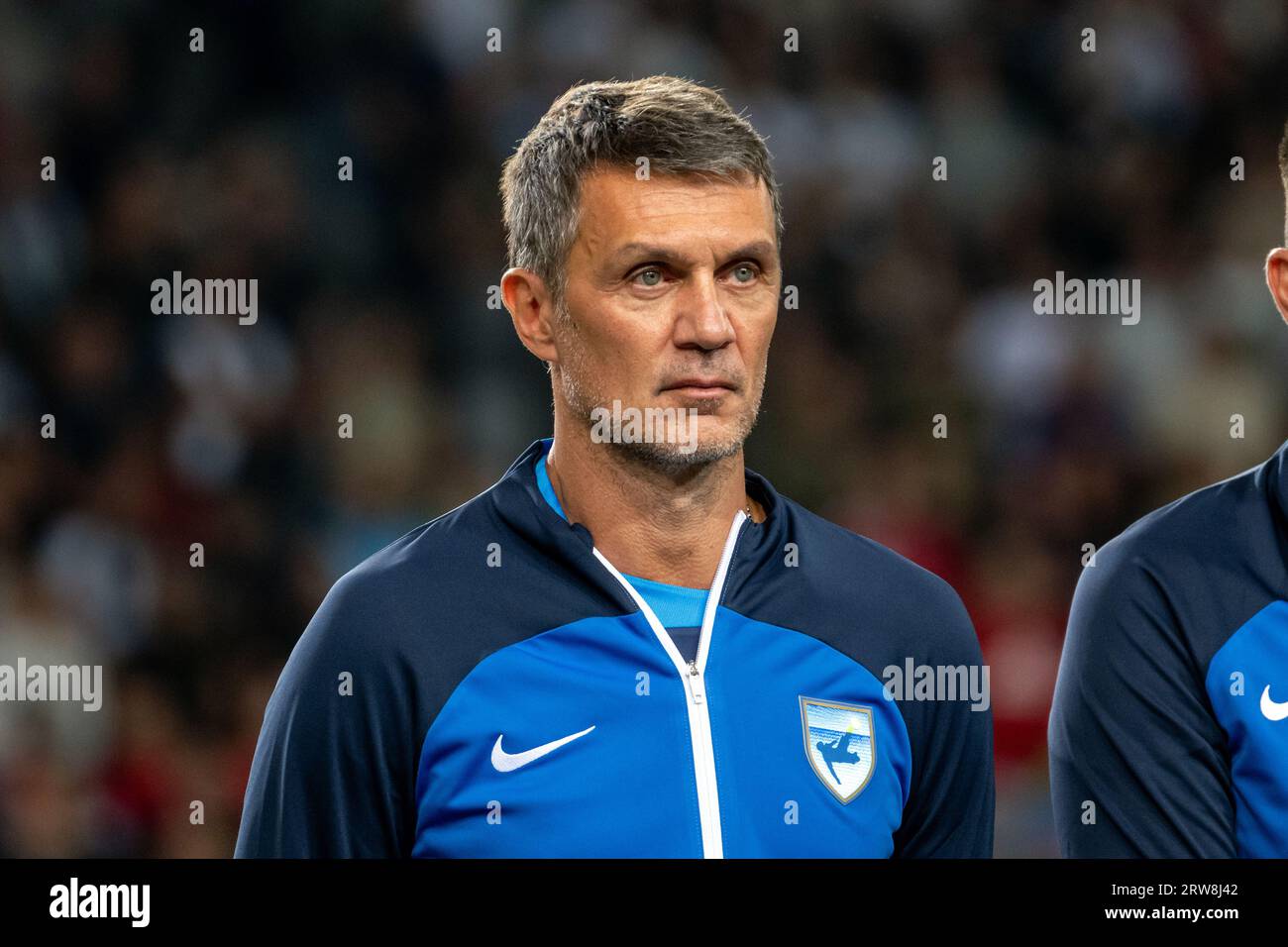 Paolo Maldini wird während des Wohltätigkeitsfußballspiels Football Stars for Flood Victims in Slowenien gesehen. Fußballstars kamen im Stadion Stozice zu einem Wohltätigkeitsfußballspiel für die Überschwemmungsopfer in Slowenien zusammen. Die Sterne wurden in zwei Teams aufgeteilt: Blau und rot. Das Endresultat war 1:1 und danach ging es in Elfmeterschießen. Das Team Blue gewann mit einem Ergebnis von 4:3. Das Spiel brachte rund 3,5 Millionen Euro für Überschwemmungsopfer ein. Stockfoto