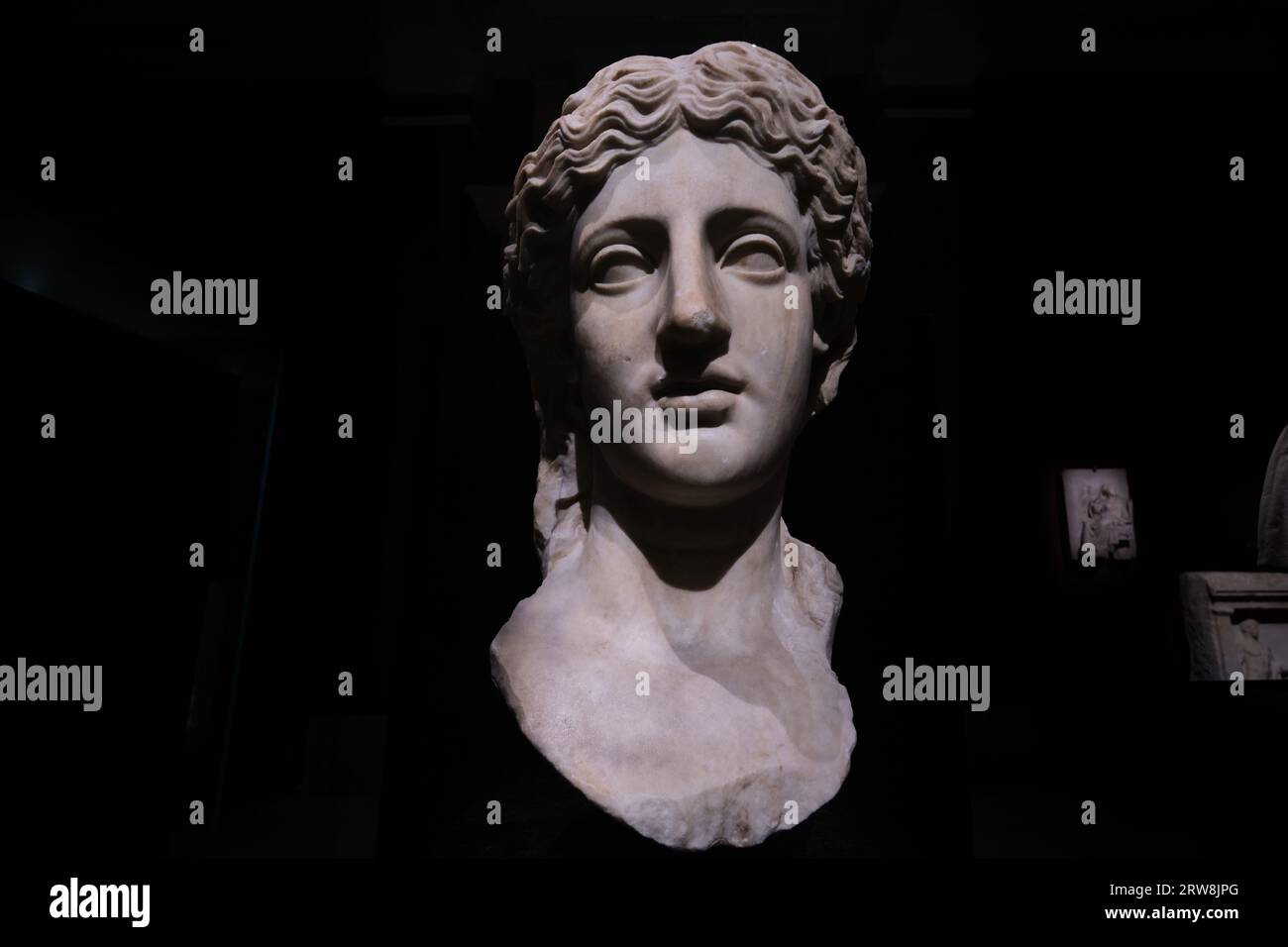 Istanbul, Türkei - 16. September 2023: Marmorkopf einer Frau in den Archäologischen Museen Istanbuls. Die Geschichte geht auf die frühe römische Zeit zurück, die in Tralles gefunden wurde Stockfoto