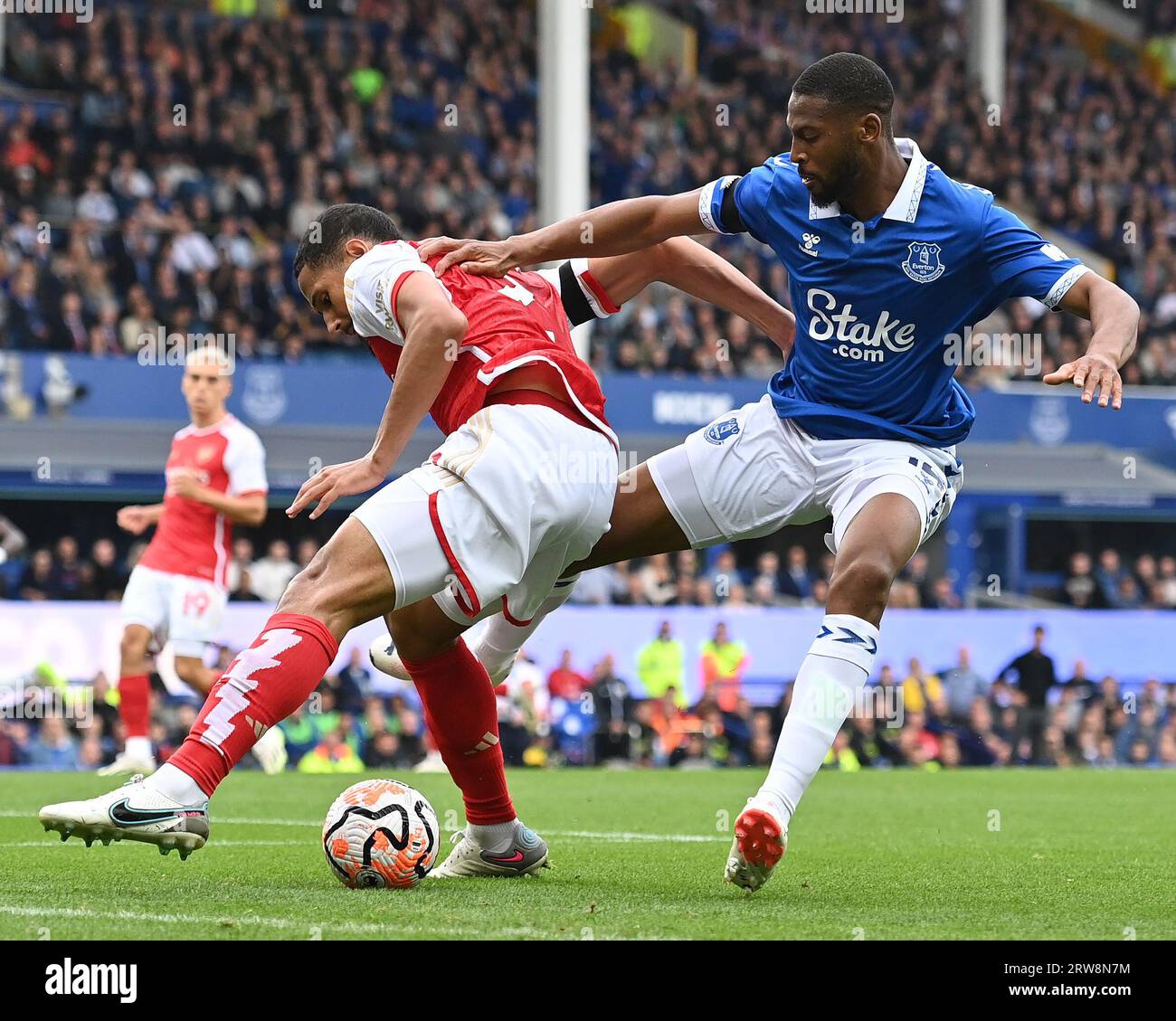 Liverpool, Großbritannien. September 2023. Beto von Everton und William Saliba von Arsenal konkurrieren während des Spiels in der Premier League im Goodison Park, Liverpool. Auf dem Bild sollte stehen: Gary Oakley/Sportimage Credit: Sportimage Ltd/Alamy Live News Stockfoto