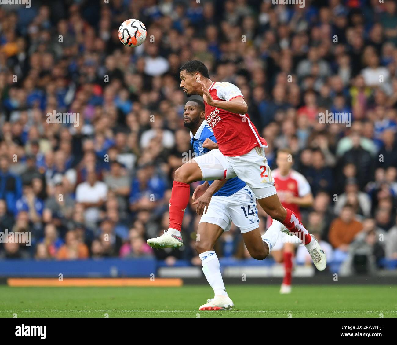 Liverpool, Großbritannien. September 2023. William Saliba von Arsenal führt den Ball während des Spiels der Premier League im Goodison Park, Liverpool, von Beto of Everton ab. Auf dem Bild sollte stehen: Gary Oakley/Sportimage Credit: Sportimage Ltd/Alamy Live News Stockfoto