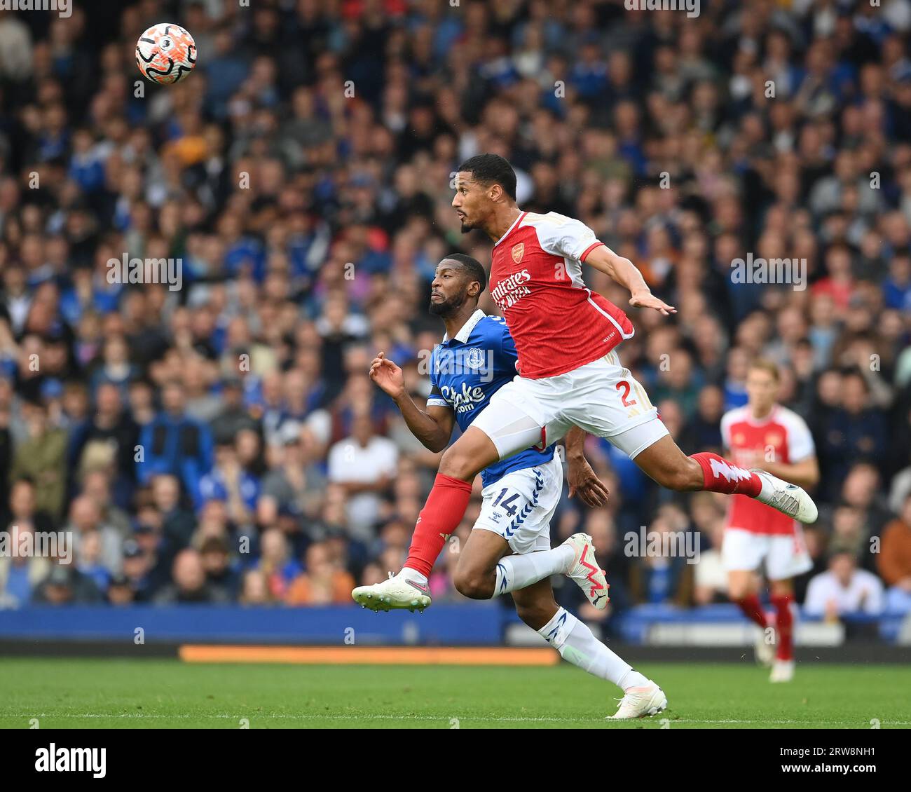 Liverpool, Großbritannien. September 2023. William Saliba von Arsenal führt den Ball während des Spiels der Premier League im Goodison Park, Liverpool, von Beto of Everton ab. Auf dem Bild sollte stehen: Gary Oakley/Sportimage Credit: Sportimage Ltd/Alamy Live News Stockfoto