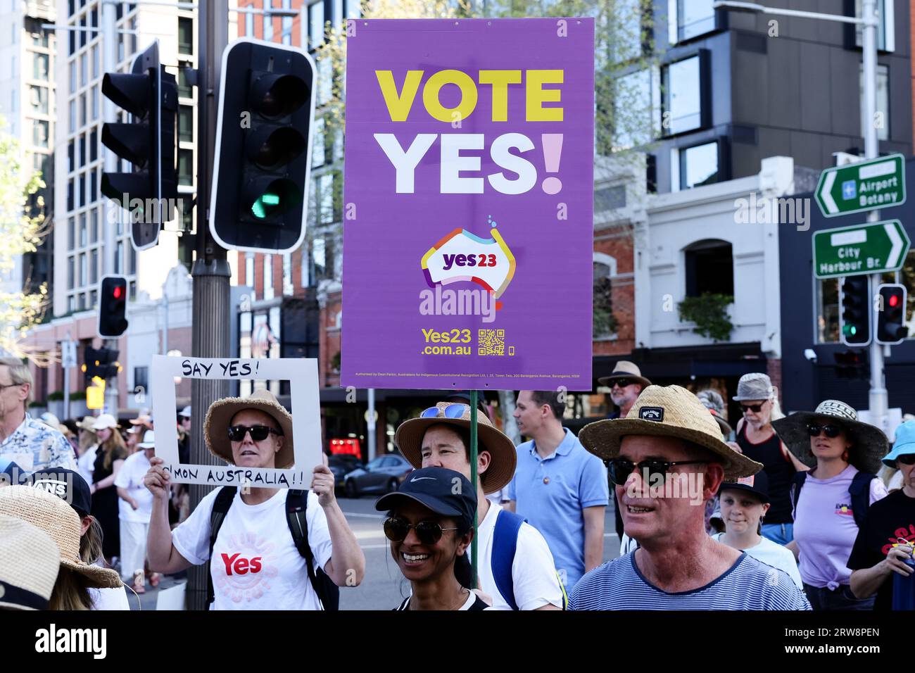 Sydney, AUSTRALIEN, 17. September 2023. Gehen Sie für ja. Anhänger mit Schildern gehen in Redfern, um eine indigene Stimme für das Parlament zu unterstützen, während das Referendum näher rückt. Quelle: Pete Dovgan/Speed Media/Alamy Live News Stockfoto