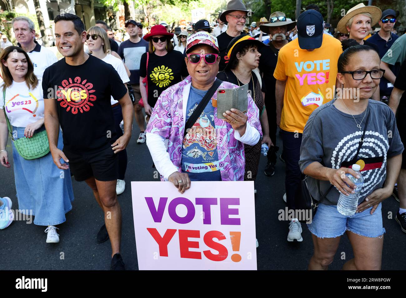 Sydney, AUSTRALIEN, 17. September 2023. Gehen Sie für ja. Unterstützer, die Schilder in Redfern tragen, gehen zur Unterstützung einer indigenen Stimme zum Parlament, während das Referendum näher rückt. Quelle: Pete Dovgan/Speed Media/Alamy Live News Stockfoto