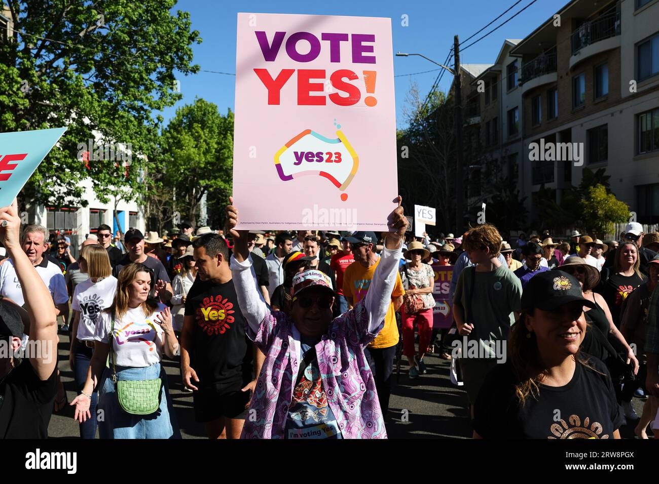 Sydney, AUSTRALIEN, 17. September 2023. Gehen Sie für ja. Unterstützer, die Schilder in Redfern tragen, gehen zur Unterstützung einer indigenen Stimme zum Parlament, während das Referendum näher rückt. Quelle: Pete Dovgan/Speed Media/Alamy Live News Stockfoto