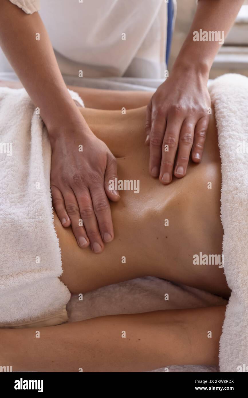 Entspannende Massage und Körperformmassage, Lymphdrainage, manuelle und ästhetische Eingriffe, Handmassagen im Spa-Salon. Stockfoto