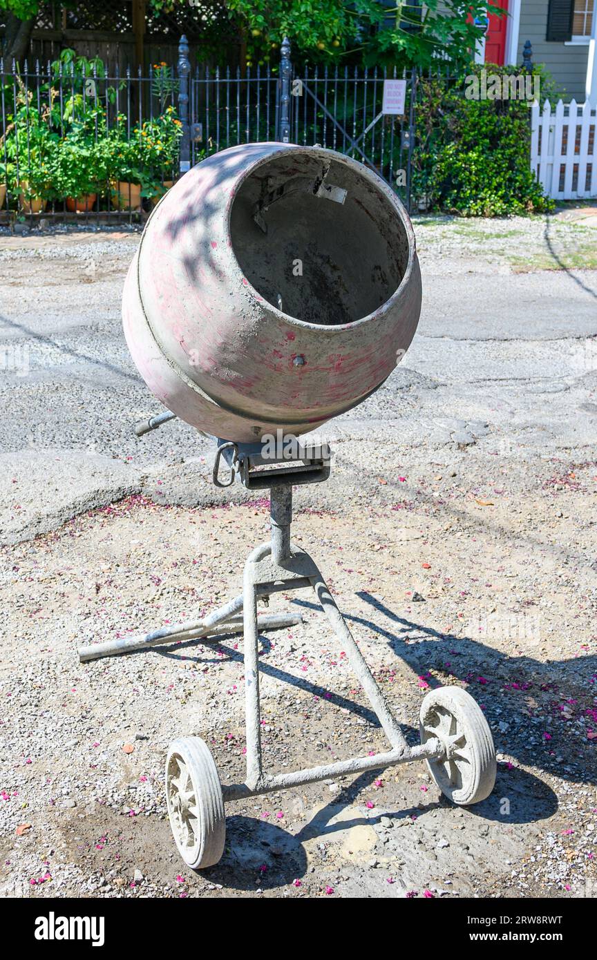 Isolierter Zementmischer auf Rädern auf der Straße für ein Hausbauprojekt Stockfoto