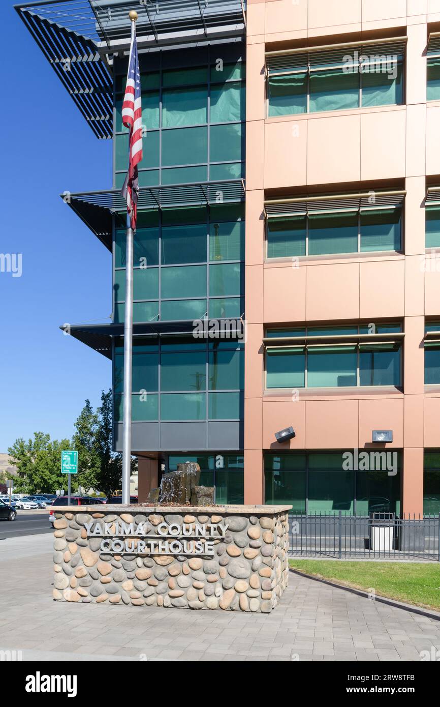 Yakima, WA, USA - 14. September 2023; Schild und Fahnenmast vor dem Yakima County Courthouse Stockfoto