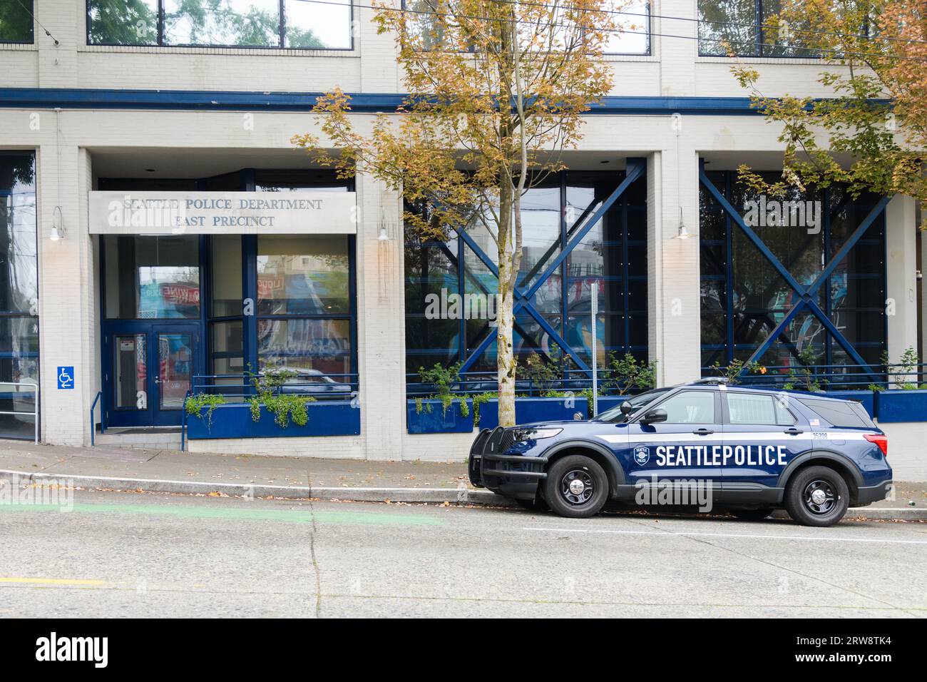 Seattle – 17. September 2023; Patrouillenwagen parkte vor dem Gebäude des Seattle Police Department East Precinct Stockfoto