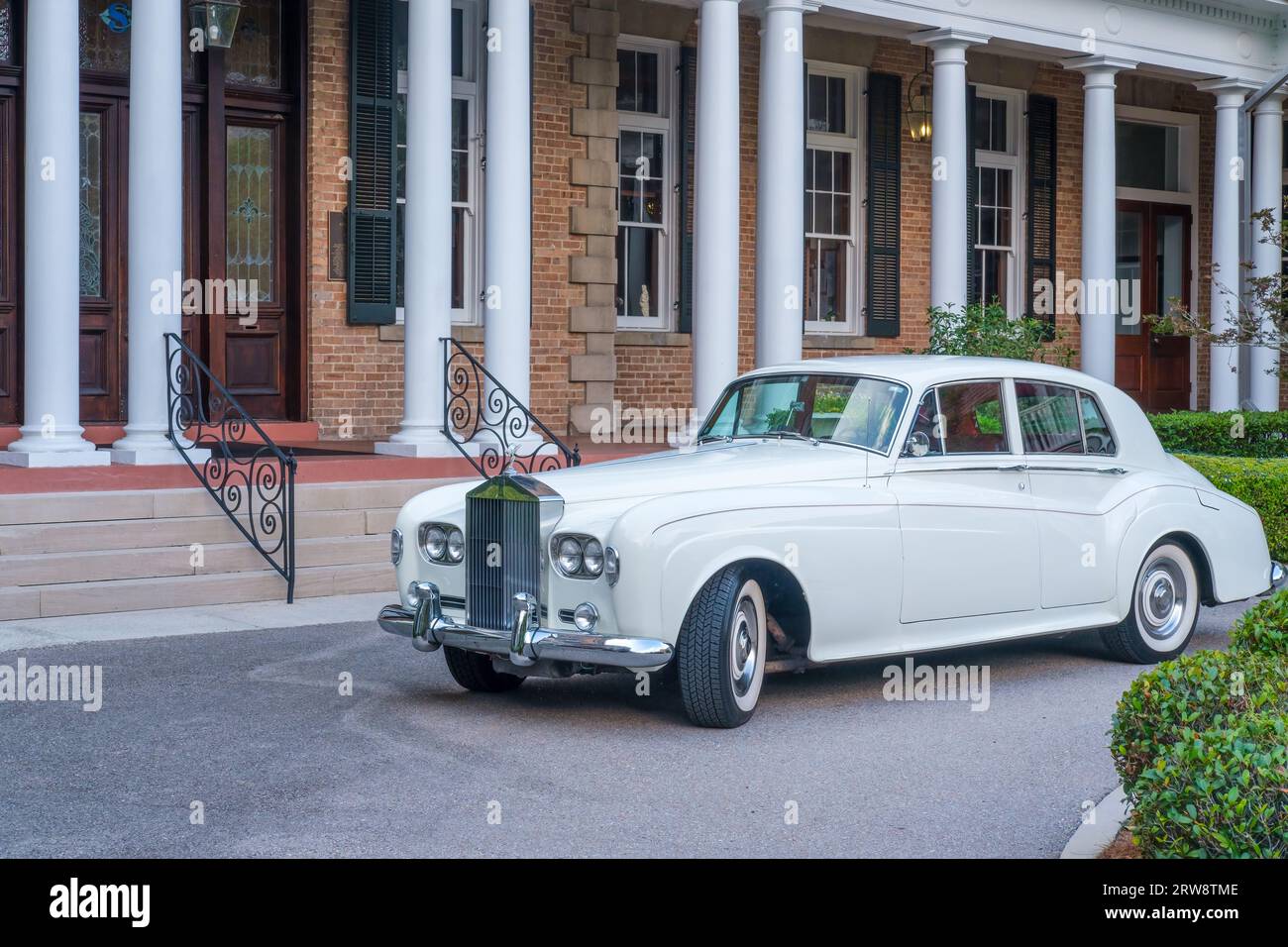 NEW ORLEANS, LA, USA - 13. MAI 2023: Klassisch weißer Rolls Royce parkt in der Auffahrt der Academy of the Sacred Heart für eine Hochzeit Stockfoto