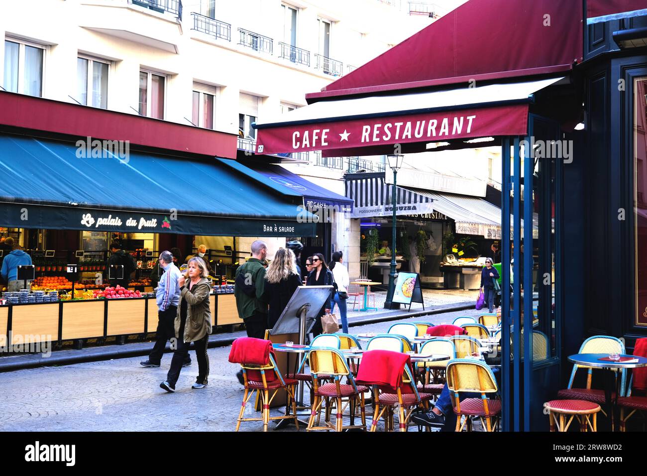 Cafés und Obstläden entlang der Rue Montorgueil in Paris, Frankreich Stockfoto