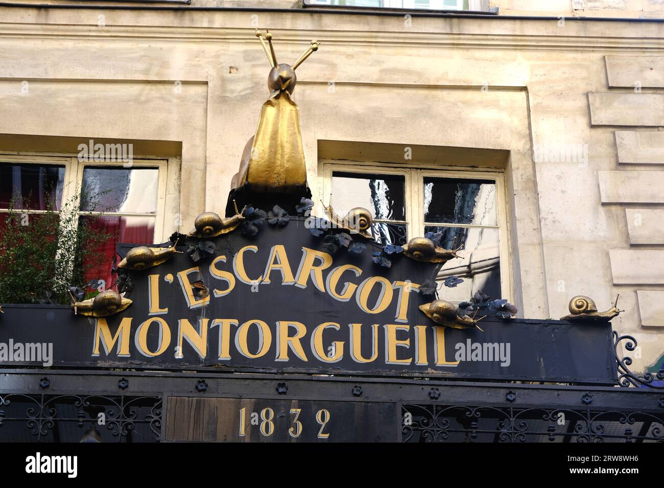 Schild über dem klassischen französischen Restaurant L'Escargot in Paris Frankreich Stockfoto