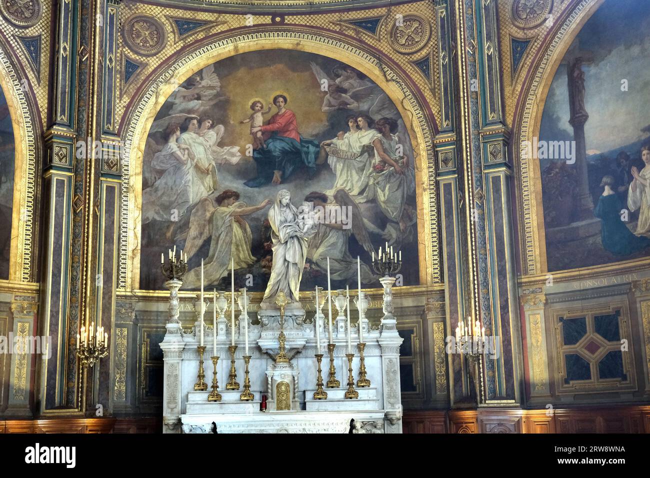 Gemälde „die triumphale Jungfrau, die von Engeln verehrt wird“ in der Kirche Saint Eustache in Paris, Frankreich Stockfoto