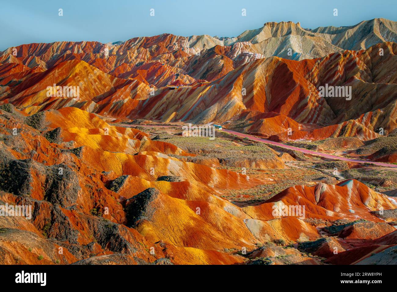 Panorama des Regenbogenberges im Geologischen Park Zhangye Danxia in China. Verschiedene Farben der Felsen, Hintergrundbild Stockfoto