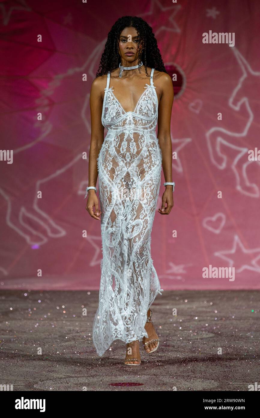 London, Großbritannien. September 2023. Ein Model geht auf der AADNEVIK Fashion Show im Frühjahr/Sommer 2024 während der London Fashion Week auf dem Laufsteg. Quelle: SOPA Images Limited/Alamy Live News Stockfoto