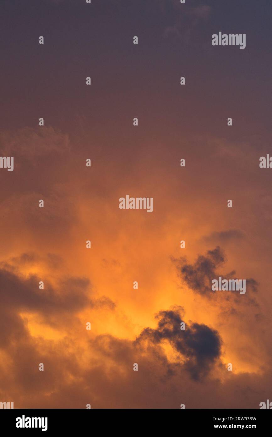 Als der Tag in die Dämmerung abfiel, entfaltete sich eine ätherische Schönheit in Form eines orangen Sonnenuntergangs. Stockfoto