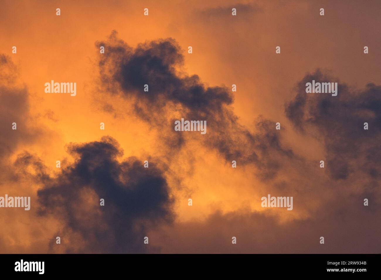 Als der Tag in die Dämmerung abfiel, entfaltete sich eine ätherische Schönheit in Form eines orangen Sonnenuntergangs. Stockfoto