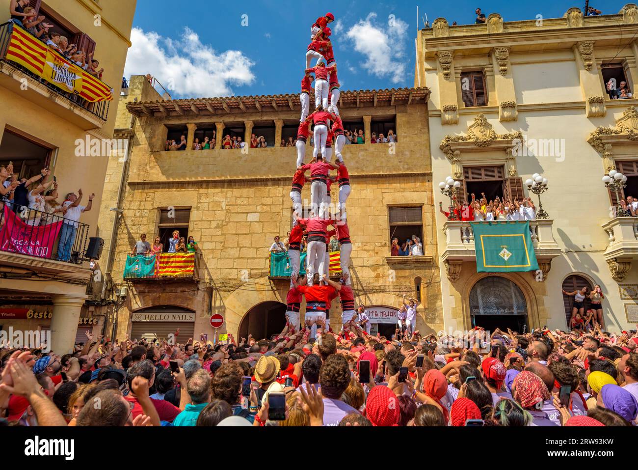 Castells (menschliche Türme) am Sant Fèlix Tag von 2023. Das wichtigste Festival von Vilafranca del Penedès (Barcelona, Katalonien, Spanien) Stockfoto