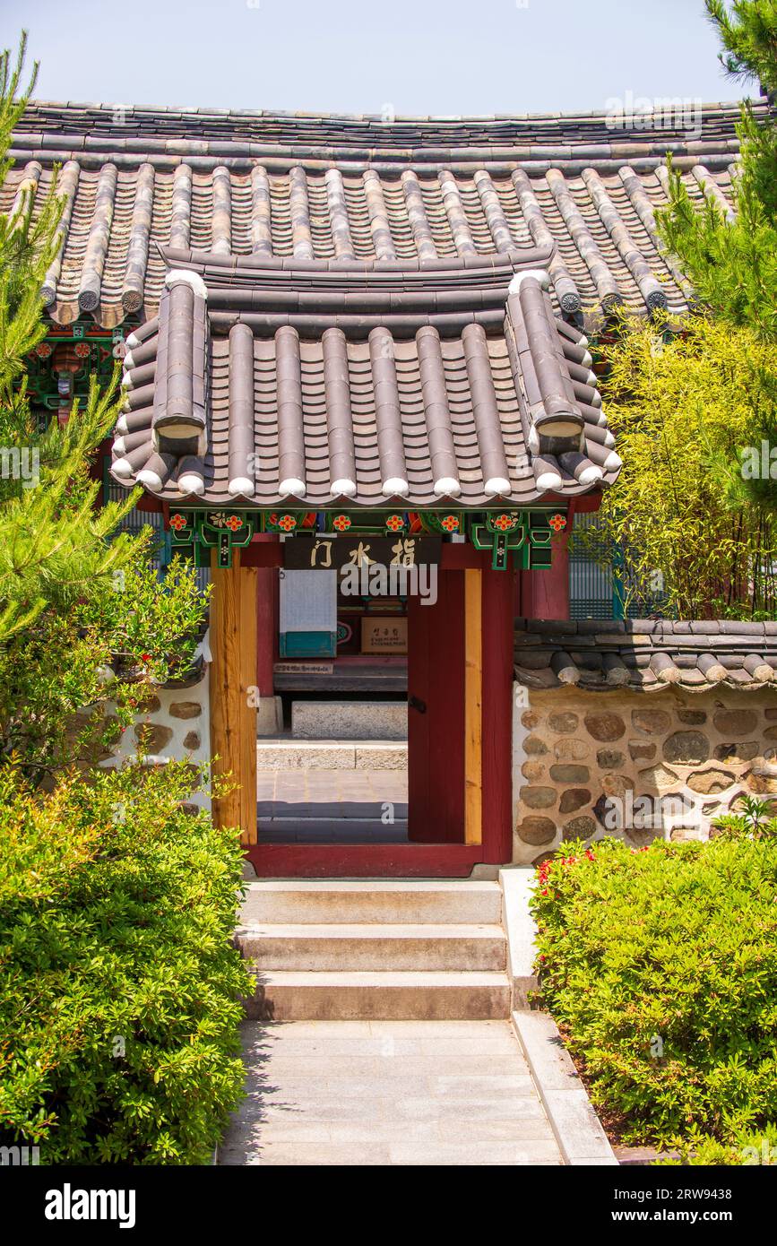 Traditionelle Holztür oder Tor des traditionellen koreanischen Hauses Stockfoto