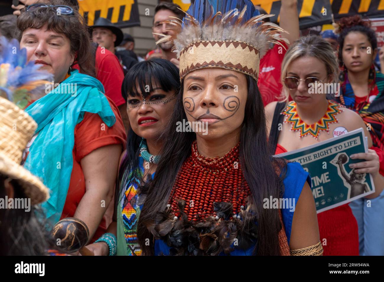 New York, New York, USA. September 2023. (NEU) Tausende märz in New York, um Biden zu fordern, fossile Brennstoffe während des UN-Klimagipfels zu beenden. 17. September 2023, New York, New York, USA: Tausende von Aktivisten, indigenen Gruppen, Studenten und anderen begeben sich auf die Straßen von New York, um den „March to End Fossil Fuels“-Protest zu veranstalten und zu fordern, dass Präsident Biden am 17. September 2023 in New York City „End Fossil Fuels“ (Ende fossiler Brennstoffe) fordert. Quelle: ZUMA Press, Inc./Alamy Live News Stockfoto