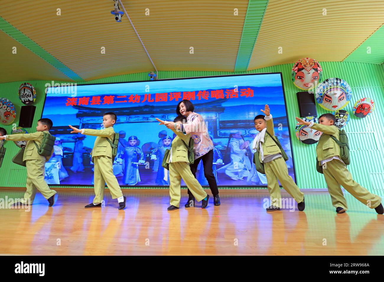 LUANNAN COUNTY, China - 18. Oktober 2021: A Pingju Performing Artist Guides Children to Learning Pingju, North China Stockfoto