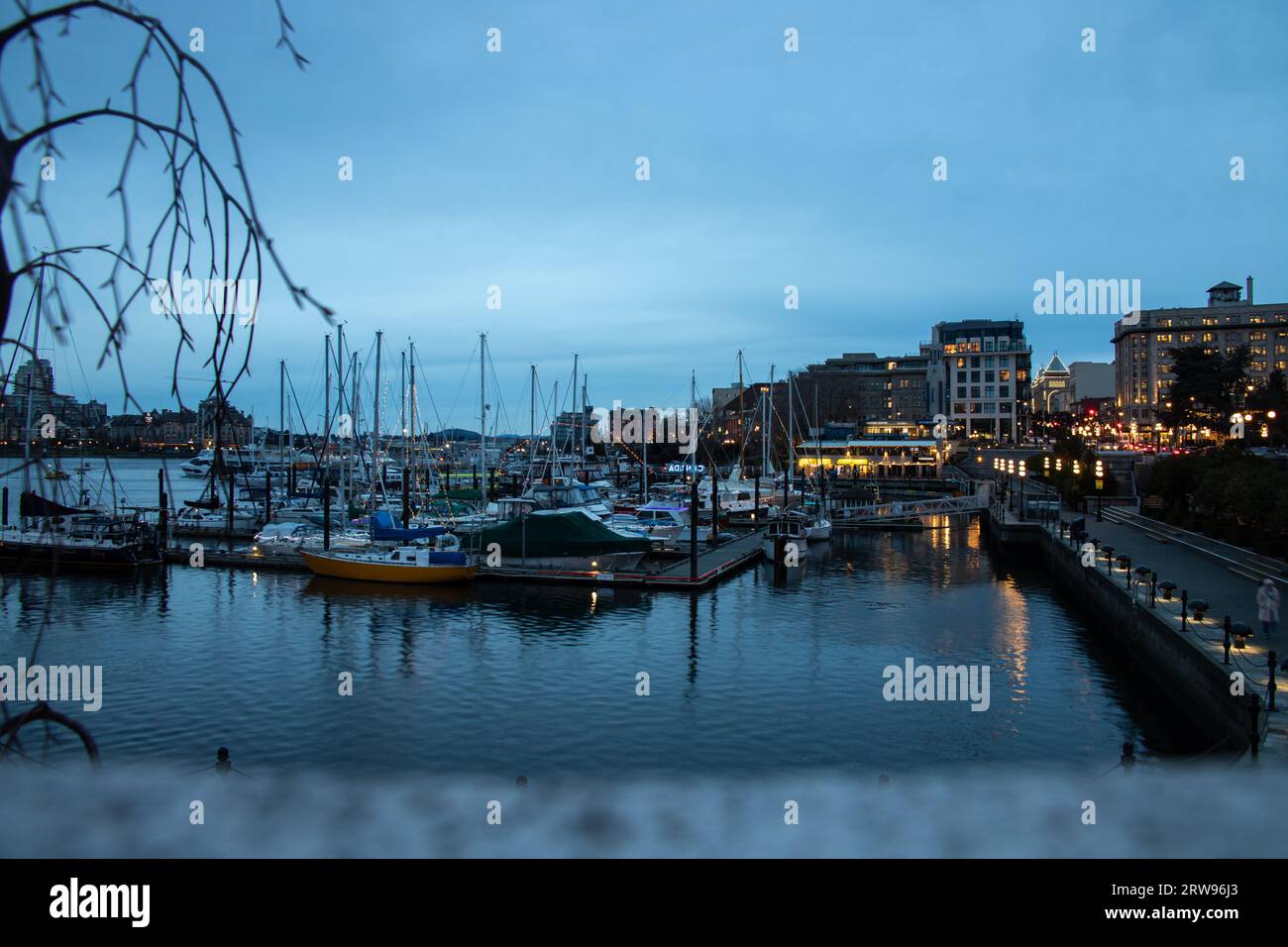 Victoria, KANADA - 4. Januar 2023 : Blick auf den inneren Hafen (Victoria Harbour) am Abend. Stockfoto