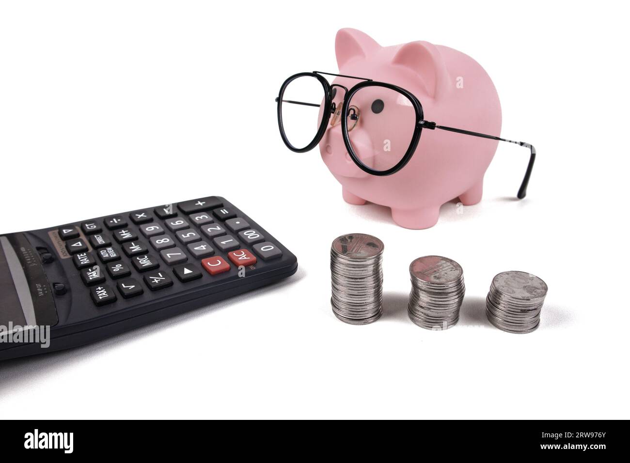 Gläser Schweinebank mit Münzturm und Taschenrechner Stockfoto